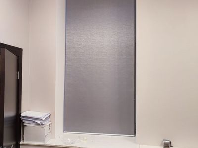 Рулонные шторы с монтажным профилем, установленные в проем окна